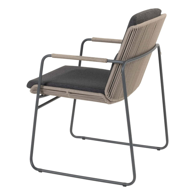 Taste 4SO Parma stapelbare dining + 4 Seasons Outdoor Locarno tafel HPL slate antraciet 130 Ø cm