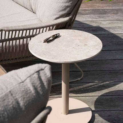 4 Seasons Outdoor Boaz bijzettafel met keramisch tafelblad, centrale poot latte 45 cm. Ø (H 55)