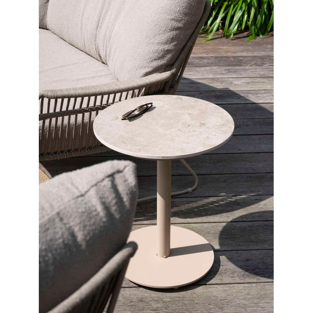 4 Seasons Outdoor Boaz bijzettafel met keramisch tafelblad, centrale poot latte 45 cm. Ø (H 55)