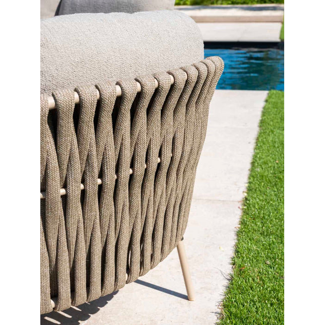 4 Seasons Outdoor Comino loungebank + Volta bijzettafel 45 Ø cm latte