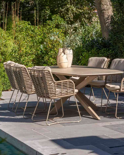 4 Seasons Outdoor Fabrice Essstuhl Latte + Geschmack 4SO Manolo Tisch Latte mit bedrucktem Keramiktisch Top 240 cm