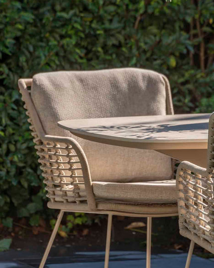 4 Seasons Outdoor Fabrice Essstuhl Latte + Geschmack 4SO Manolo Tisch Latte mit bedrucktem Keramiktisch Top 240 cm