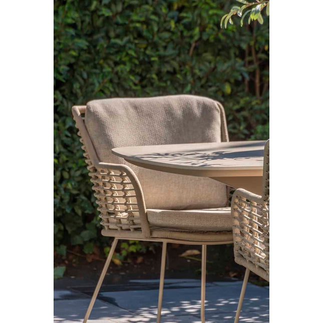 4 Seasons Outdoor Fabrice dining stoel latte + Taste 4SO Manolo tafel latte met geprint keramiek tafelblad 240 cm