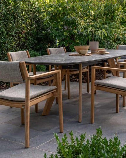 4 Seasons Outdoor Levi Stapelbares Essen + Montana Tisch Fass Keramik Terrazzo 240 cm Teak -Chassis