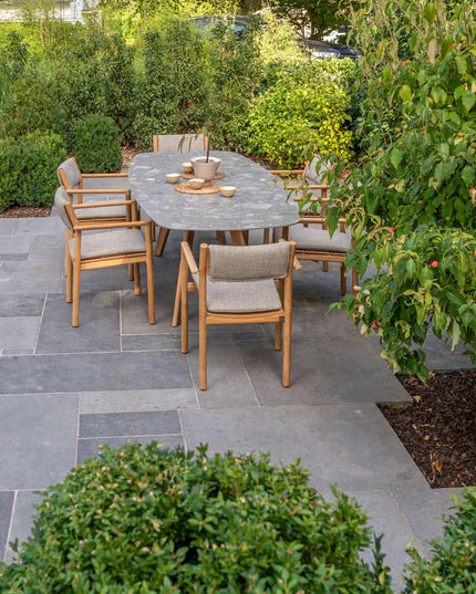 4 Seasons Outdoor Levi Stapelbares Essen + Montana Tisch Fass Keramik Terrazzo 240 cm Teak -Chassis