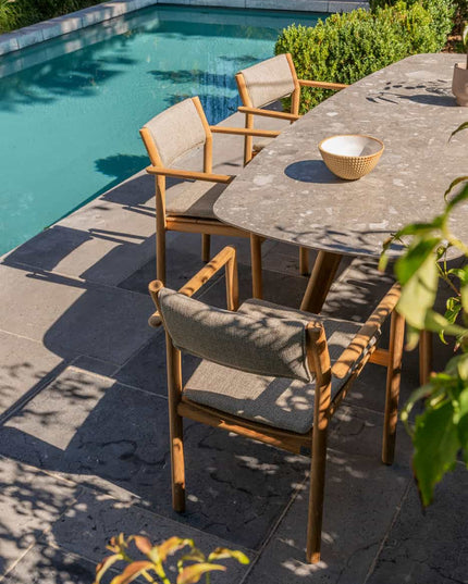 4 Seasons Outdoor Levi Stapelbares Essen + Montana Tisch Fass Keramik Terrazzo 240 cm Teak -Chassis