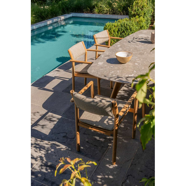 4 Seasons Outdoor Levi Stapelbares Essen + Montana Tisch Fass Keramik Terrazzo 240 cm Teak -Chassis