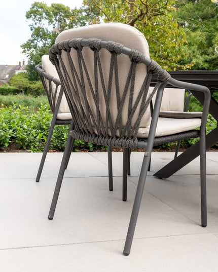 Taste 4SO Manitoba Stapelbare Essstuhl Anthrazit + Prado Tisch mit Keramik -Tisch -Top -Lauf Anthrazit 240 cm