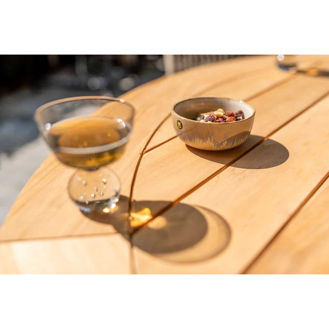 Taste 4SO Manitoba stapelbare dining stoel olive + Prado teak tafel 130 Ø cm teak onderstel