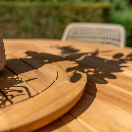 Taste 4SO Manitoba stapelbare dining stoel latte + Prado teak tafel 160 Ø cm latte onderstel