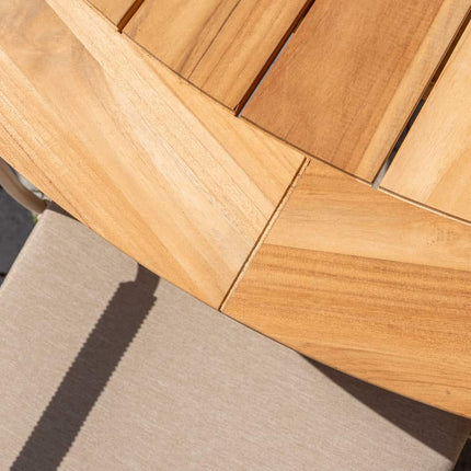 Taste 4SO Manitoba stapelbare dining stoel latte + Prado teak tafel 160 Ø cm latte onderstel