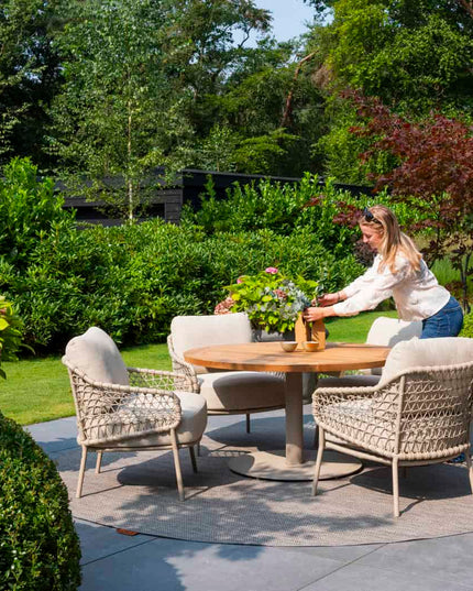 4 Seasons Outdoor Garten Sardinia niedriger Esstuhl + Geschmack 4SO Saba Low Dining Latte Basis mit Teaktisch 130 Ø CM