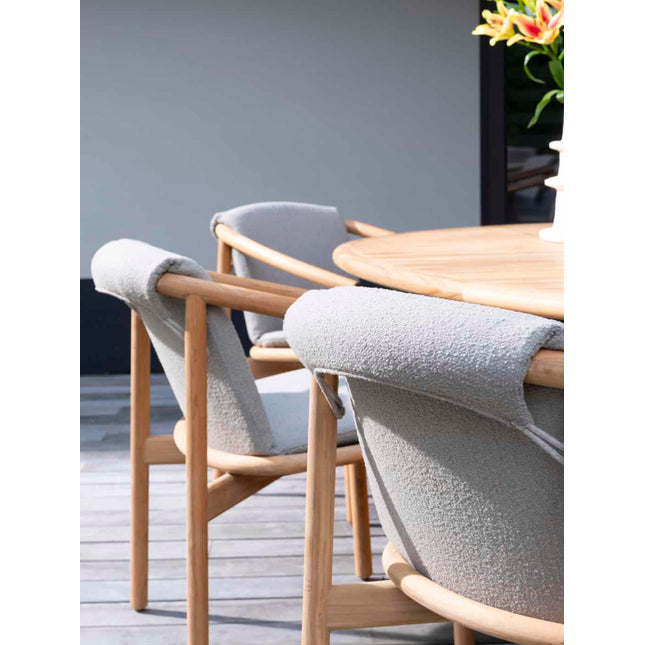 4 Seasons Outdoor Tess Dining + Geschmack 4SO Corsica Tisch Kieselform Teak 240 x 130 cm